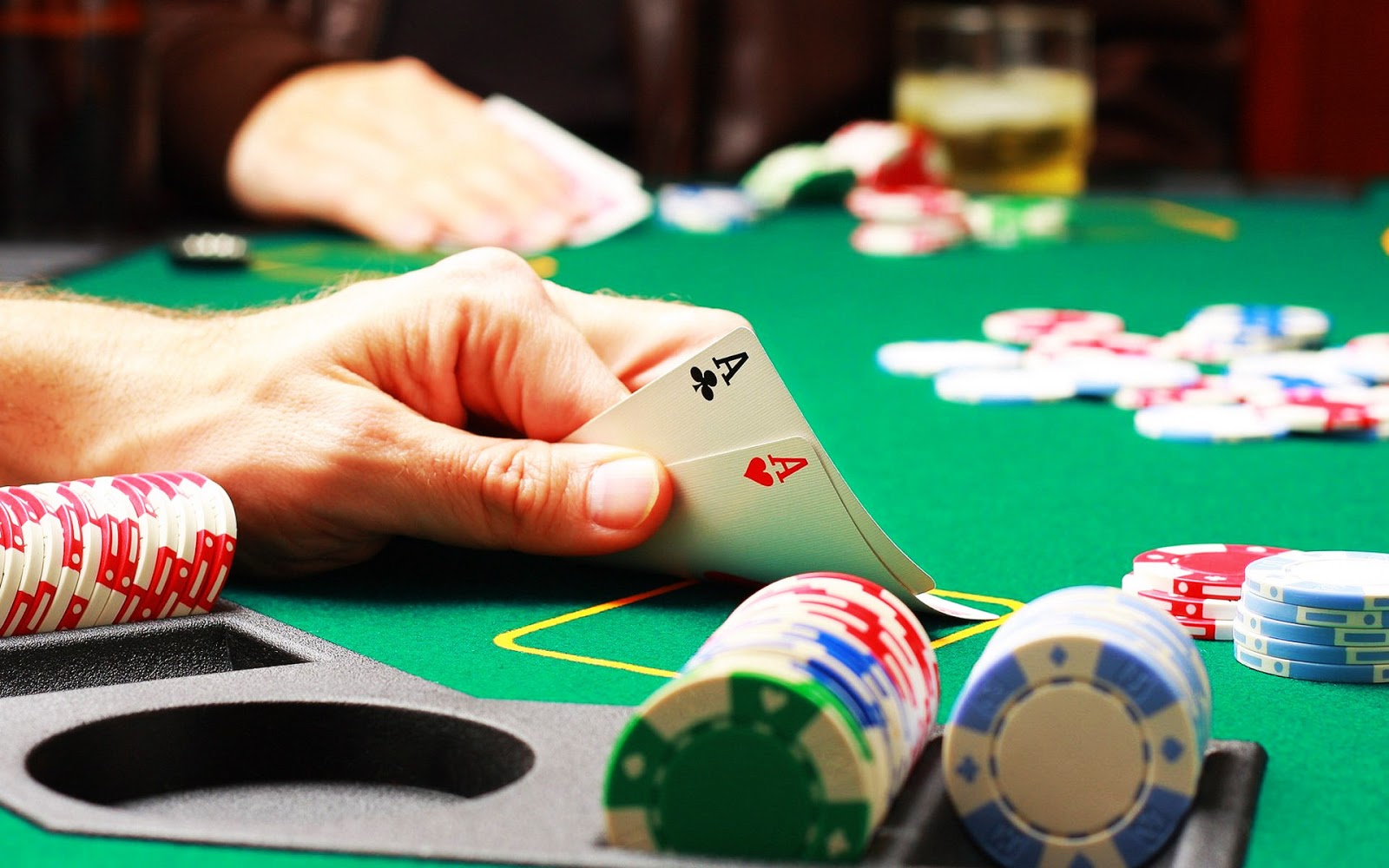 Mengalahkan Pemain Yang Menggunakan Strategi Agresif Poker